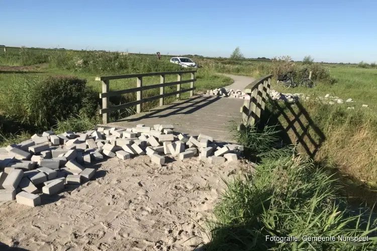 Bizar vandalisme op fietspad langs Veluwemeer