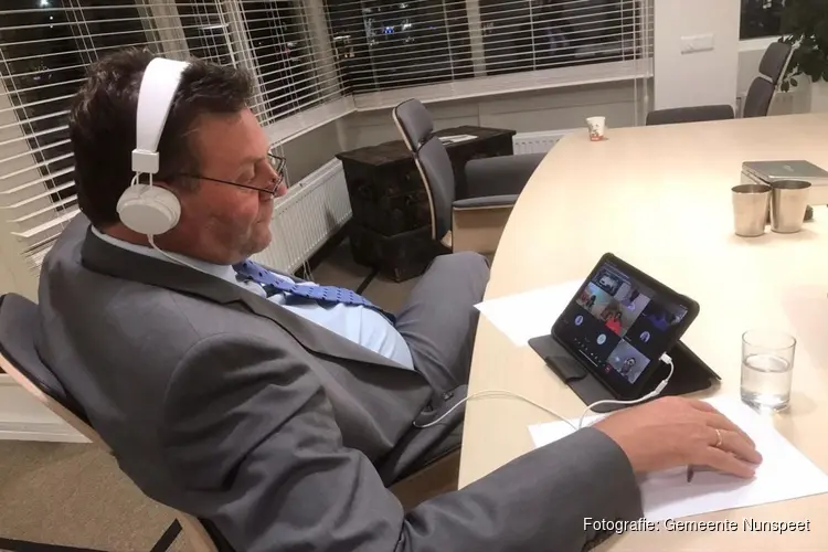 Burgemeester in gesprek met jongeren