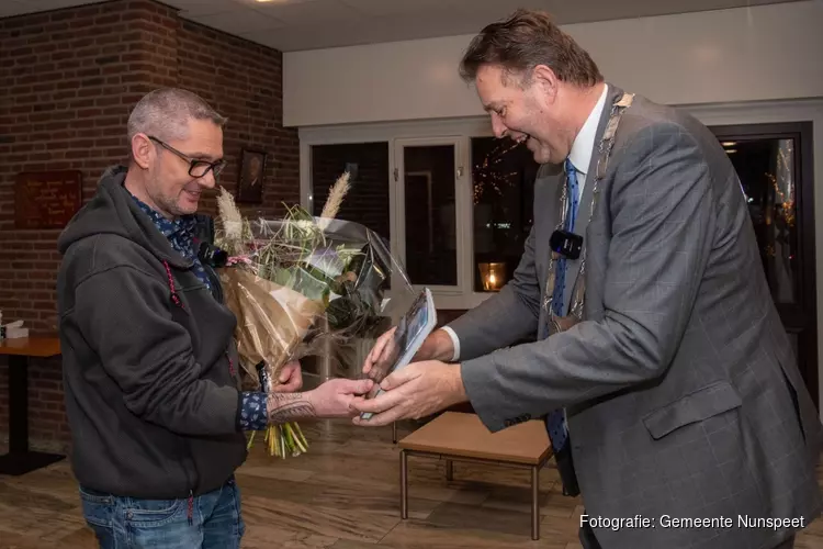 A28-held Henry Temmermans geëerd op gemeentehuis Nunspeet