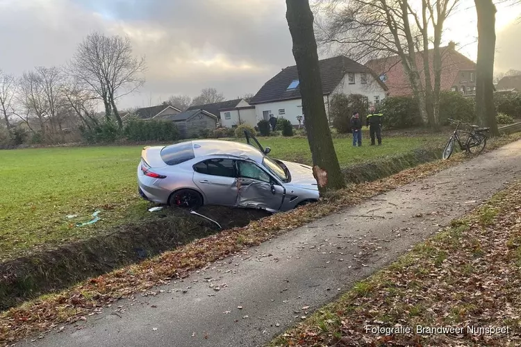 Proefrit eindigt in sloot op Harderwijkerweg