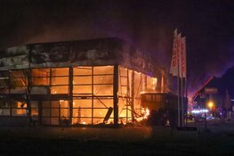 Grote brand verwoest bedrijf in Zeewolde