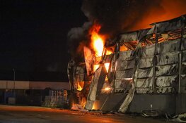 Grote brand verwoest bedrijf in Zeewolde