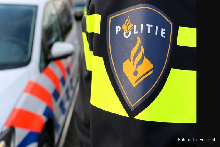 Politieauto rijdt maaltijdbezorger aan