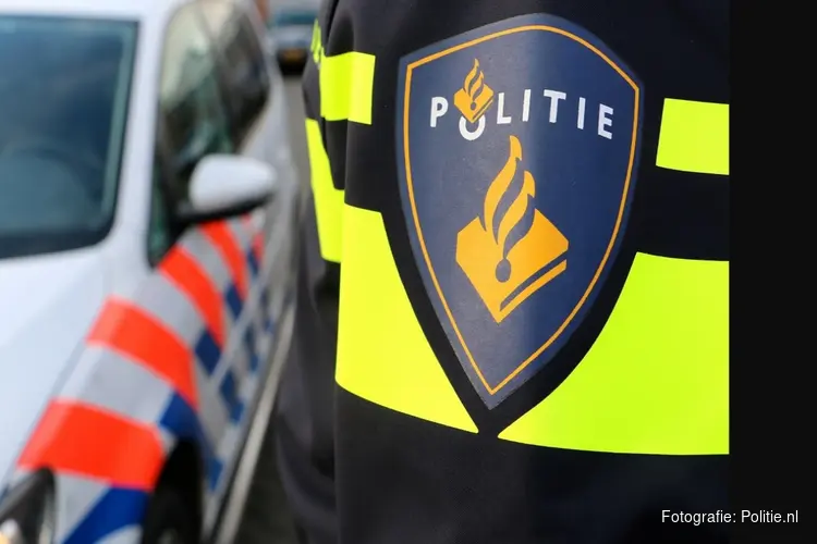 Politieauto rijdt maaltijdbezorger aan