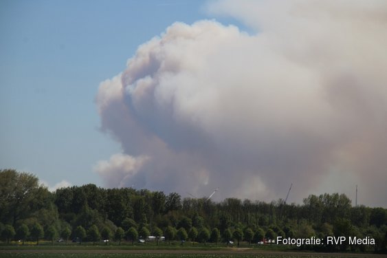 Grote bosbrand op schietkamp 't Harde. Rookwolken in meerdere provincies te zien!