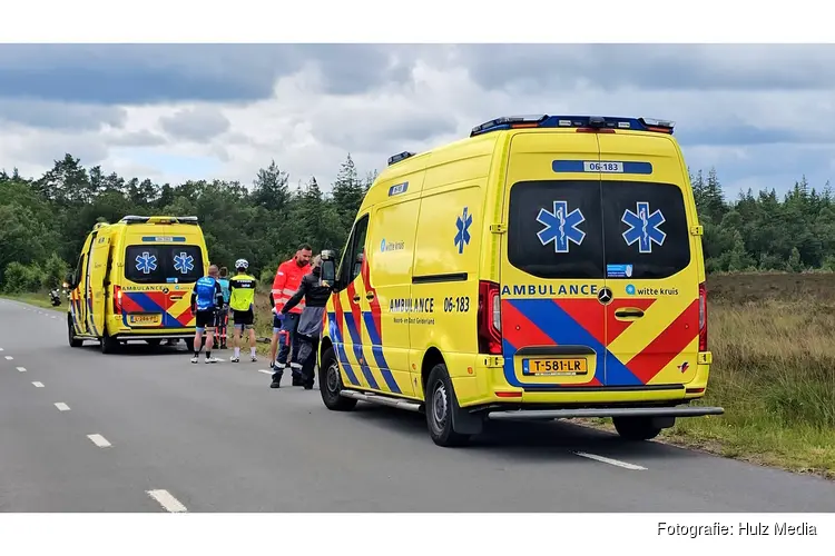 Wielrenner met spoed naar ziekenhuis na aanrijding in Elspeet