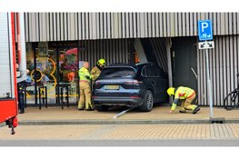 Porsche Cayenne rijdt Jumbo-pand binnen in Nunspeet