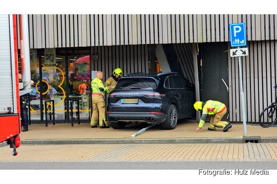 Porsche Cayenne rijdt Jumbo-pand binnen in Nunspeet