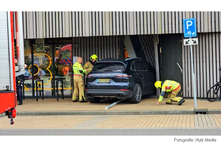Porsche Cayenne rijdt Jumbo-pand binnen in Nunspeet