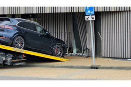 Porsche Cayenne rijdt Jumbo-pand binnen in Nunspeet