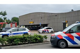 Porsche Cayenne rijdt Jumbo-pand binnen in Nunspeet
