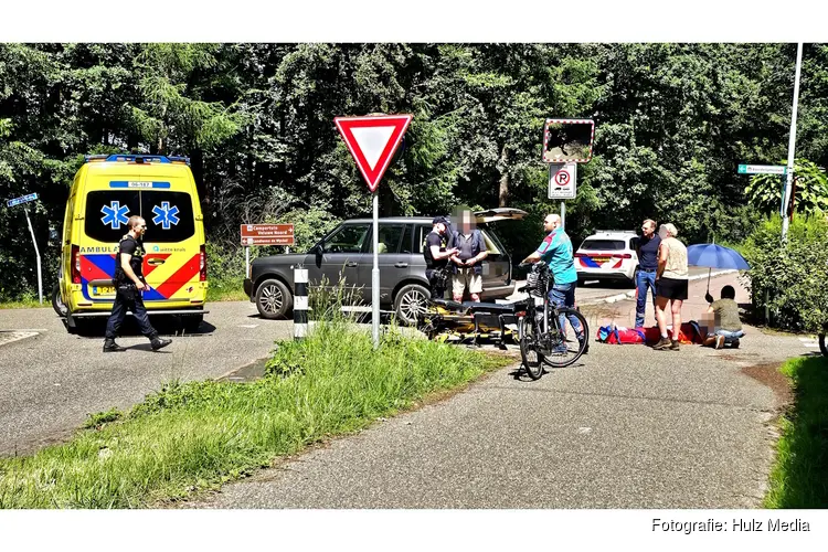 Fietser naar ziekenhuis na aanrijding met auto in Oldebroek