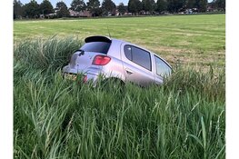 Auto belandt in sloot langs Oostelijke Rondweg in Elburg