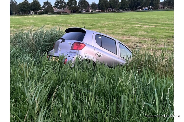 Auto belandt in sloot langs Oostelijke Rondweg in Elburg