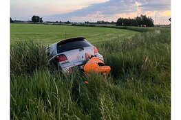 Auto belandt in sloot langs Oostelijke Rondweg in Elburg