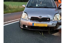 Auto belandt in sloot langs Oostelijke Rondweg in Elburg