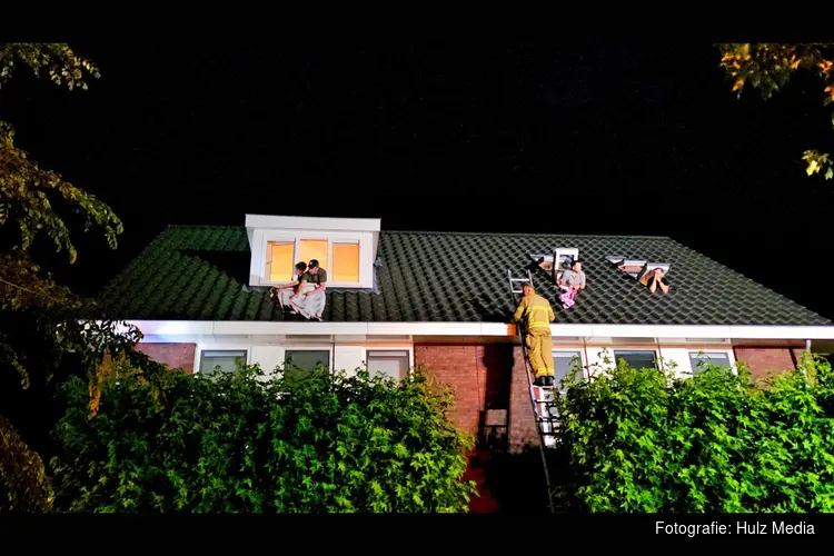Kat houdt brandweer en buurt bezig in Nunspeet, maar redt zichzelf uiteindelijk