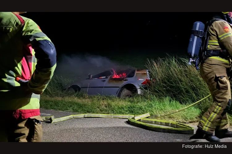 Auto volledig uitgebrand in Nunspeet