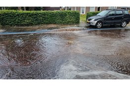 Gesprongen hoofdwaterleiding zorgt voor sinkhole en afzetting Stationslaan in Nunspeet