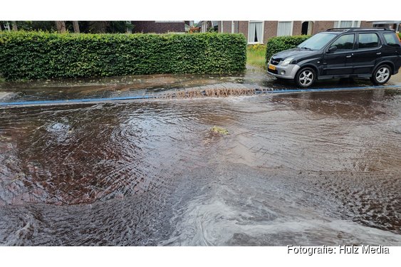 Gesprongen hoofdwaterleiding zorgt voor sinkhole en afzetting Stationslaan in Nunspeet