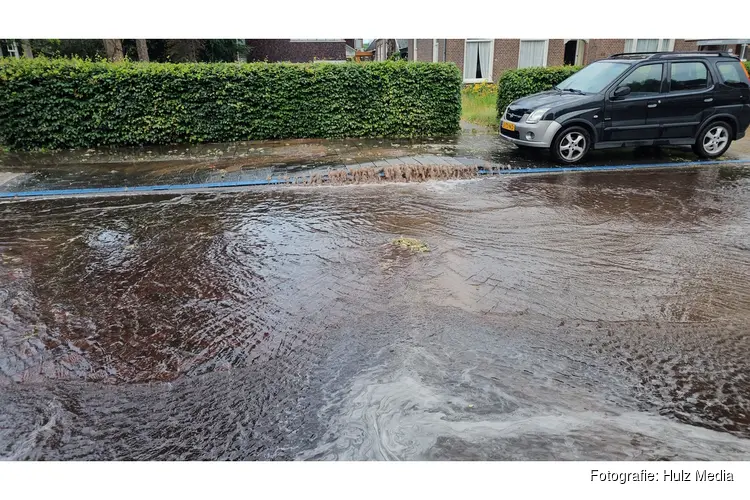 Gesprongen hoofdwaterleiding zorgt voor sinkhole en afzetting Stationslaan in Nunspeet