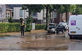 Gesprongen hoofdwaterleiding zorgt voor sinkhole en afzetting Stationslaan in Nunspeet