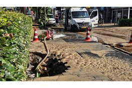 Gesprongen hoofdwaterleiding zorgt voor sinkhole en afzetting Stationslaan in Nunspeet