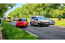 Kop-staartbotsing met drie auto's op N309 in Elburg, één bestuurder nagekeken door ambulance
