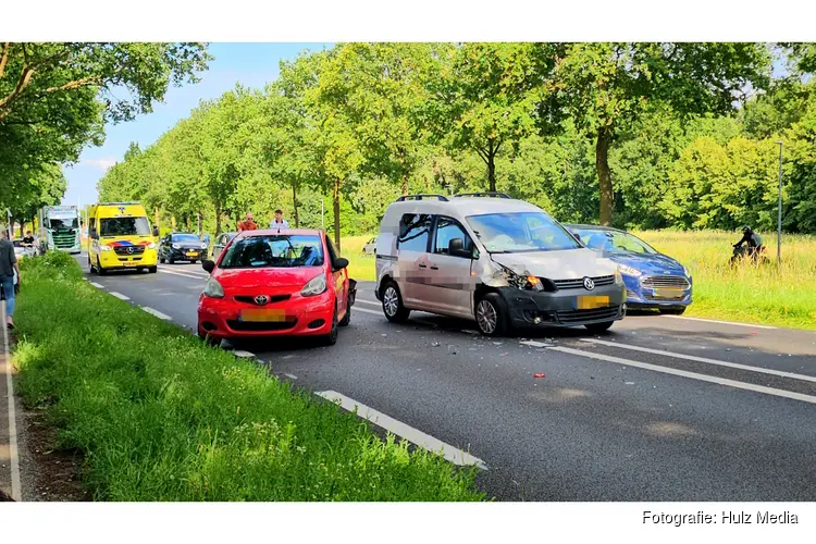 Kop-staartbotsing met drie auto's op N309 in Elburg, één bestuurder nagekeken door ambulance