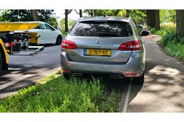 Kop-staartbotsing met drie auto's op N309 in Elburg, één bestuurder nagekeken door ambulance