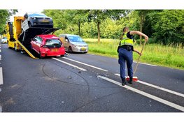 Kop-staartbotsing met drie auto's op N309 in Elburg, één bestuurder nagekeken door ambulance