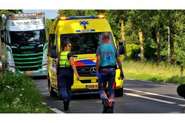 Kop-staartbotsing met drie auto's op N309 in Elburg, één bestuurder nagekeken door ambulance