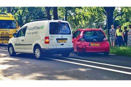 Kop-staartbotsing met drie auto's op N309 in Elburg, één bestuurder nagekeken door ambulance