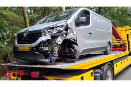 Bestelbus en personenauto zwaar beschadigd bij aanrijding op Stakenbergweg in Ermelo