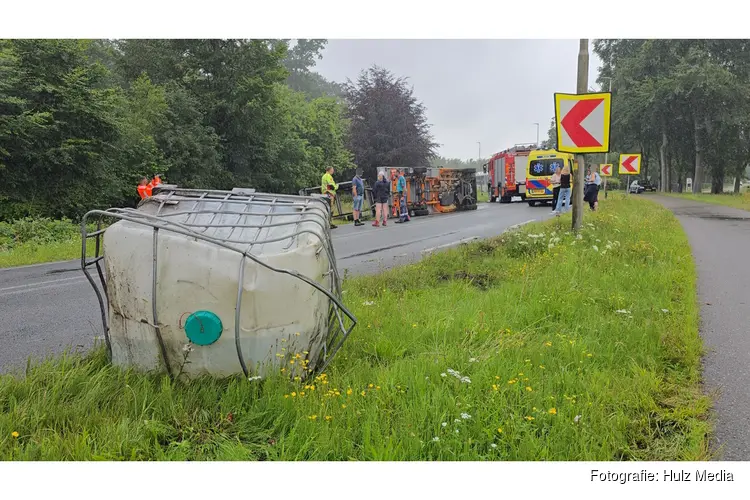 Werkbus van gemeente Oldebroek slaat om na slip in bocht op N308 bij Wezep