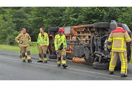 Werkbus van gemeente Oldebroek slaat om na slip in bocht op N308 bij Wezep