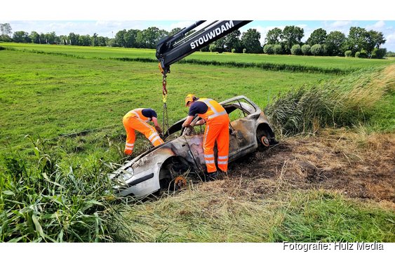 Wrak uitgebrande auto eindelijk weggehaald in Nunspeet