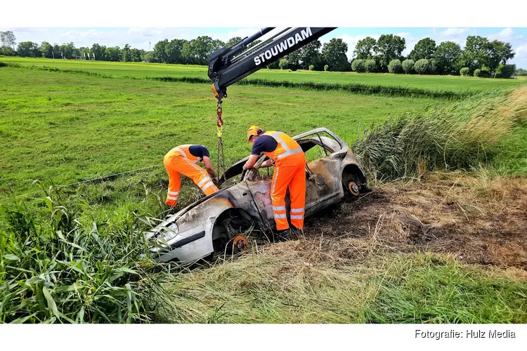 Wrak uitgebrande auto eindelijk weggehaald in Nunspeet