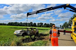 Wrak uitgebrande auto eindelijk weggehaald in Nunspeet