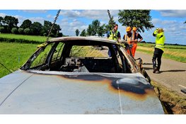 Wrak uitgebrande auto eindelijk weggehaald in Nunspeet
