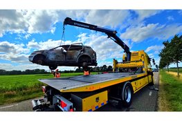 Wrak uitgebrande auto eindelijk weggehaald in Nunspeet
