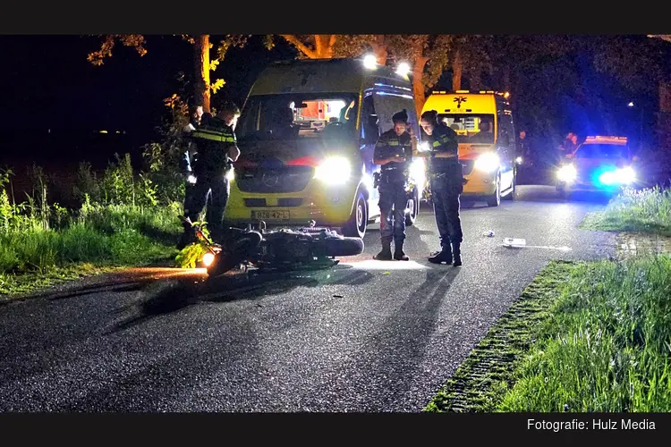 Motorrijder ernstig gewond na botsing met boom in Doornspijk, traumahelikopter ingezet