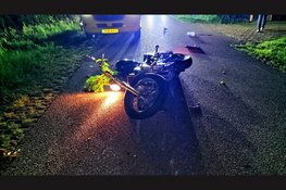 Motorrijder ernstig gewond na botsing met boom in Doornspijk, traumahelikopter ingezet