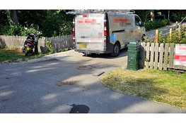 Scooterrijder botst op werkbusje op 't Harde