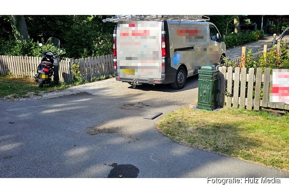 Scooterrijder botst op werkbusje op 't Harde