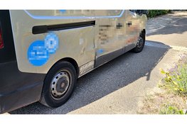Scooterrijder botst op werkbusje op 't Harde