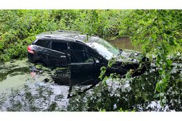 Auto belandt in water na forse kop-staartbotsing op N308 in Wezep