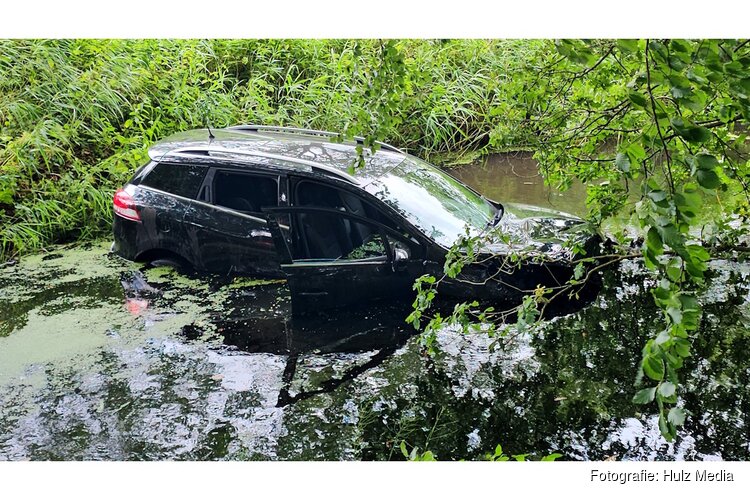 Auto belandt in water na forse kop-staartbotsing op N308 in Wezep