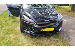 Auto belandt in water na forse kop-staartbotsing op N308 in Wezep
