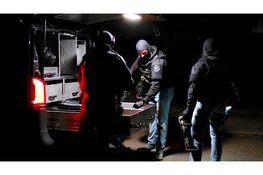 Politie doet inval in woning in Ermelo, bewoner aangehouden op verdenking van drugshandel